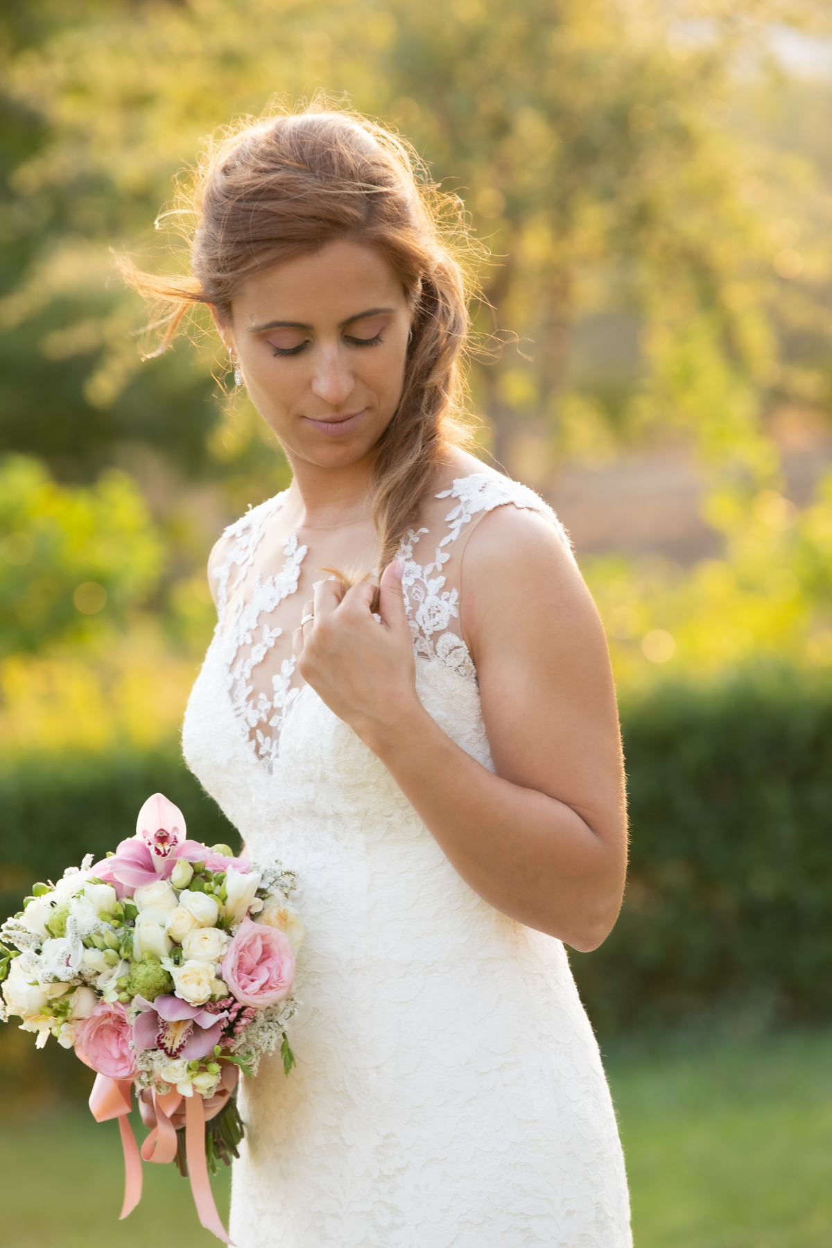 Noiva agarrado o seu cabelo