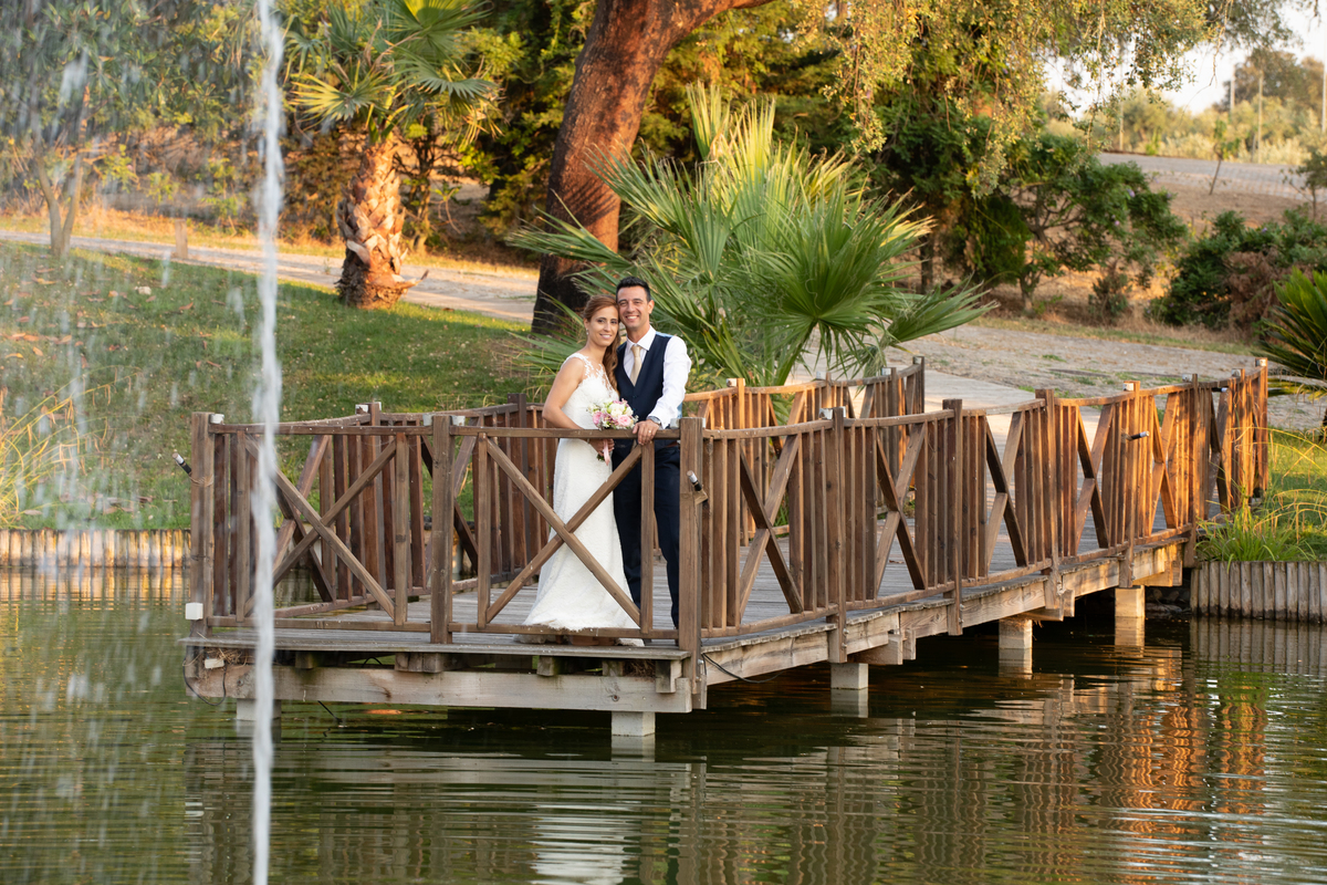Noivos em passadiço de madeira junto a repuxo de água