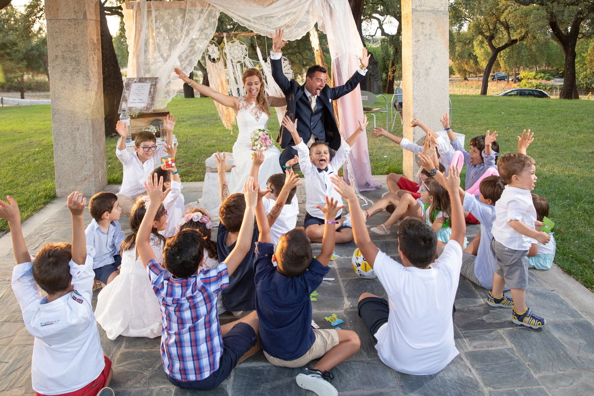Noivos e as crianças presentes no casamento