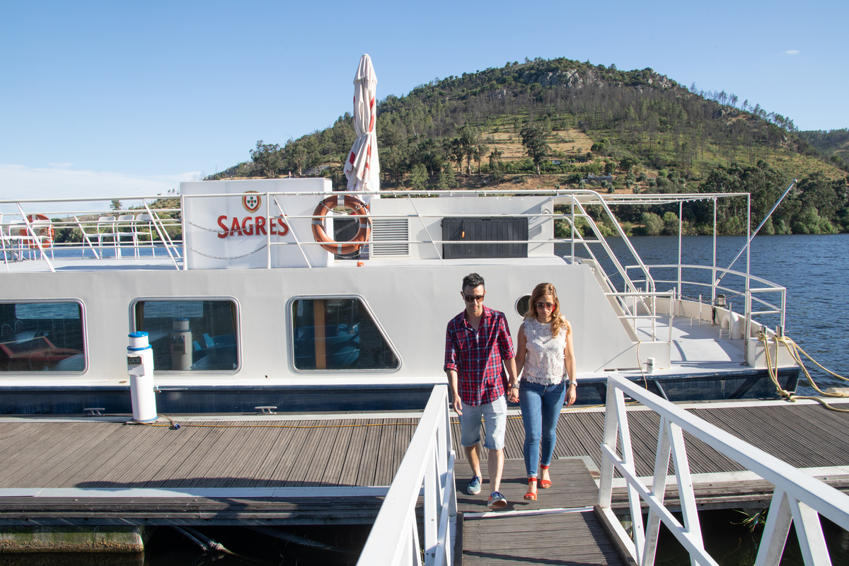 O casal a abandonar o cais