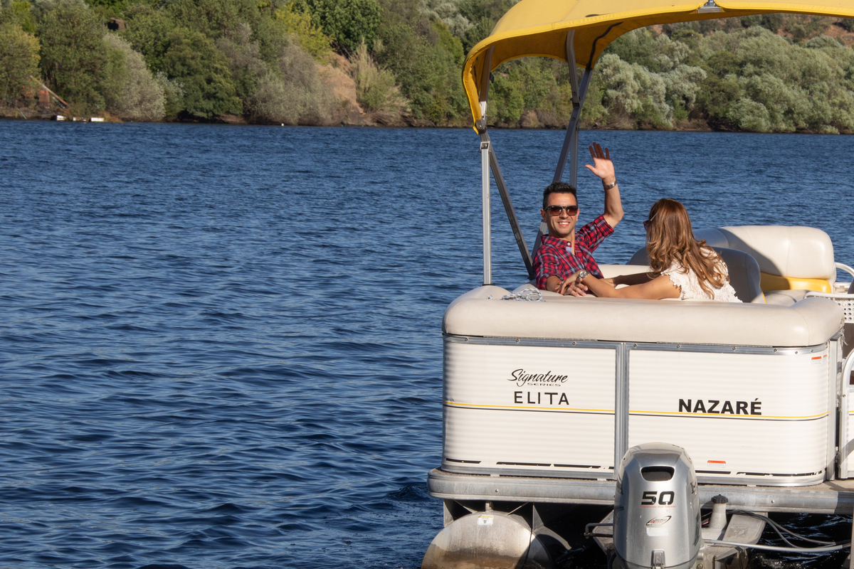 Casal de namorados seguem passeio no barco