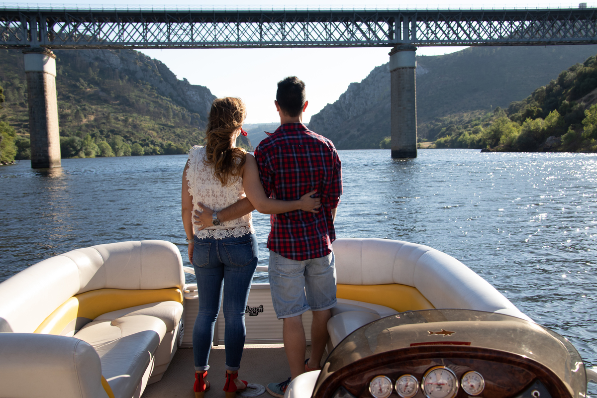 Casal com vista para ponte de Vila Velha de Ródão