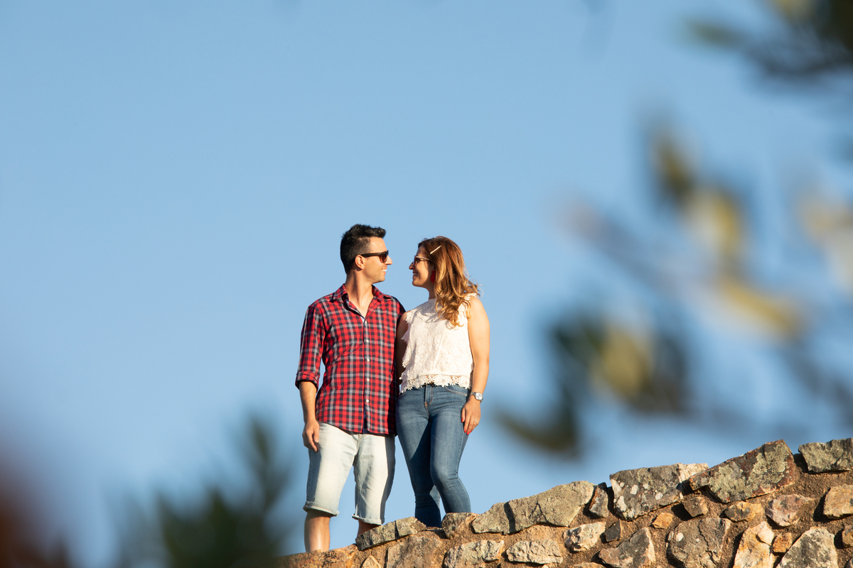 Casal de namorados visto por entre as folhas