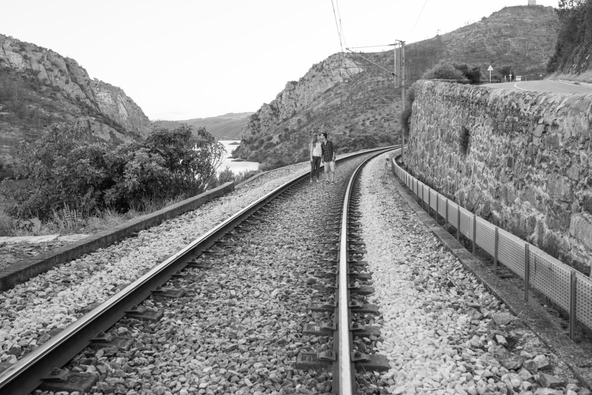 Casal passeando na linha de comboio