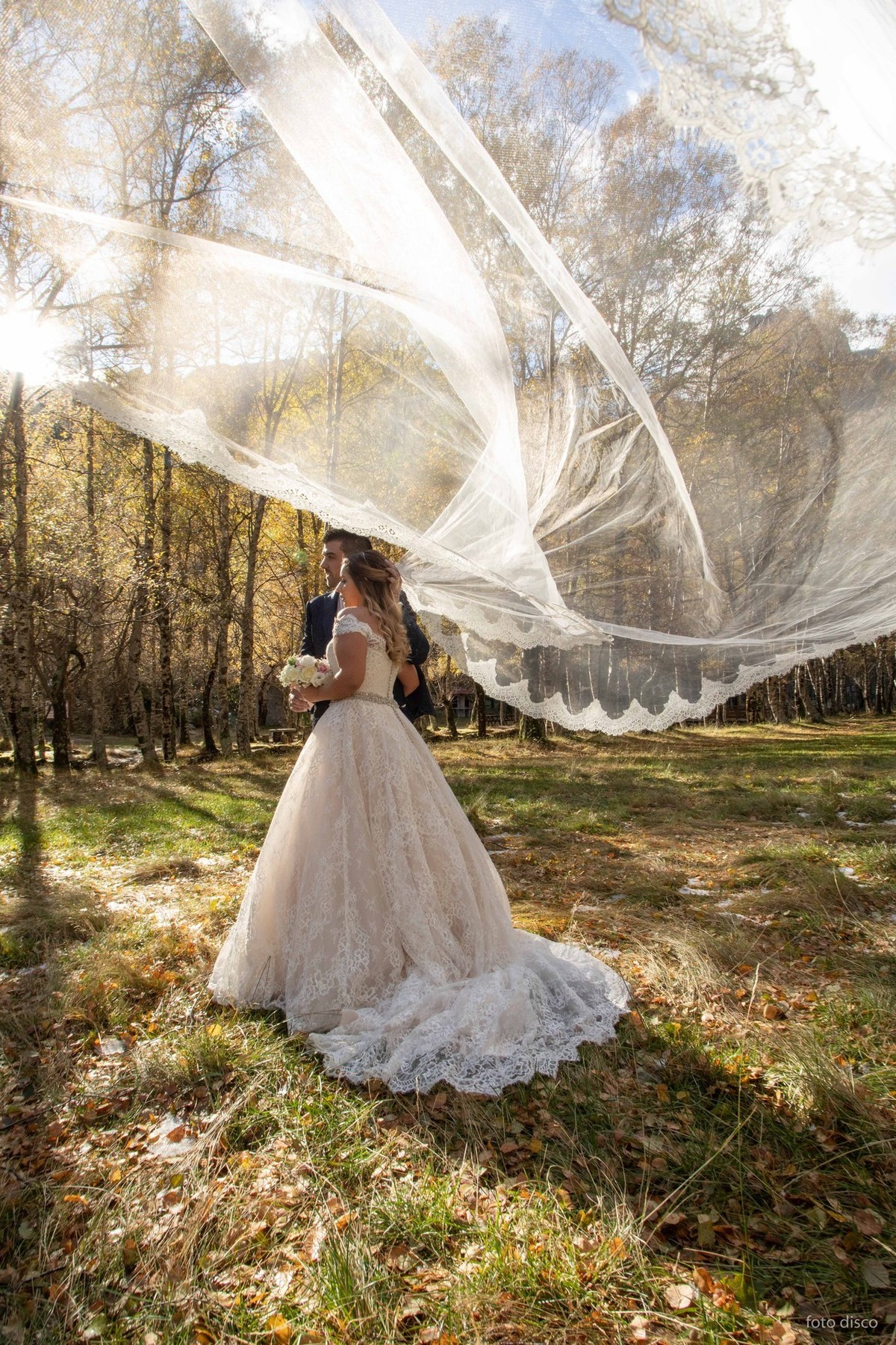 luisa-e-tiago-sessao-fotografica-pos-casamento-covao-dametade-noivos-de-baixo-do-veu-da-noiva