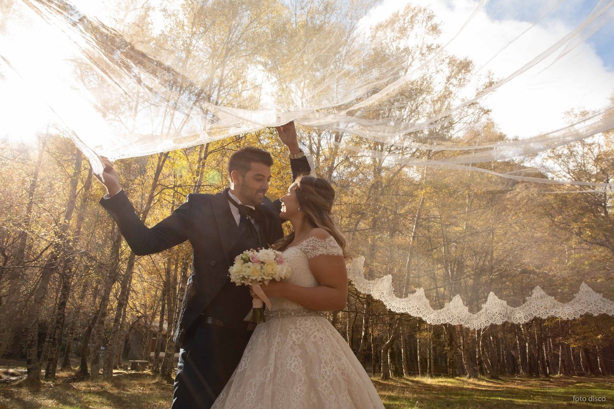 luisa-e-tiago-sessao-fotografica-pos-casamento-covao-dametade-noivos-veu-da-noiva