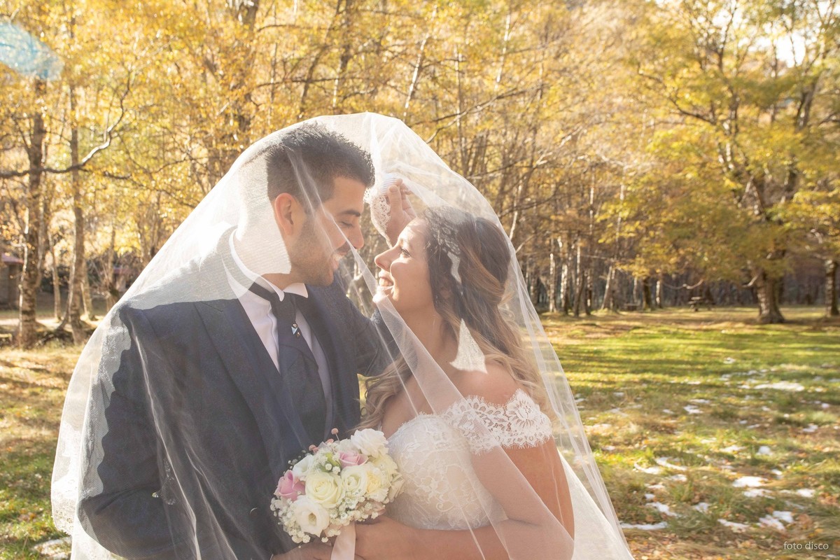 luisa-e-tiago-sessao-fotografica-pos-casamento-covao-dametade-noivos-envolvidos-no-veu