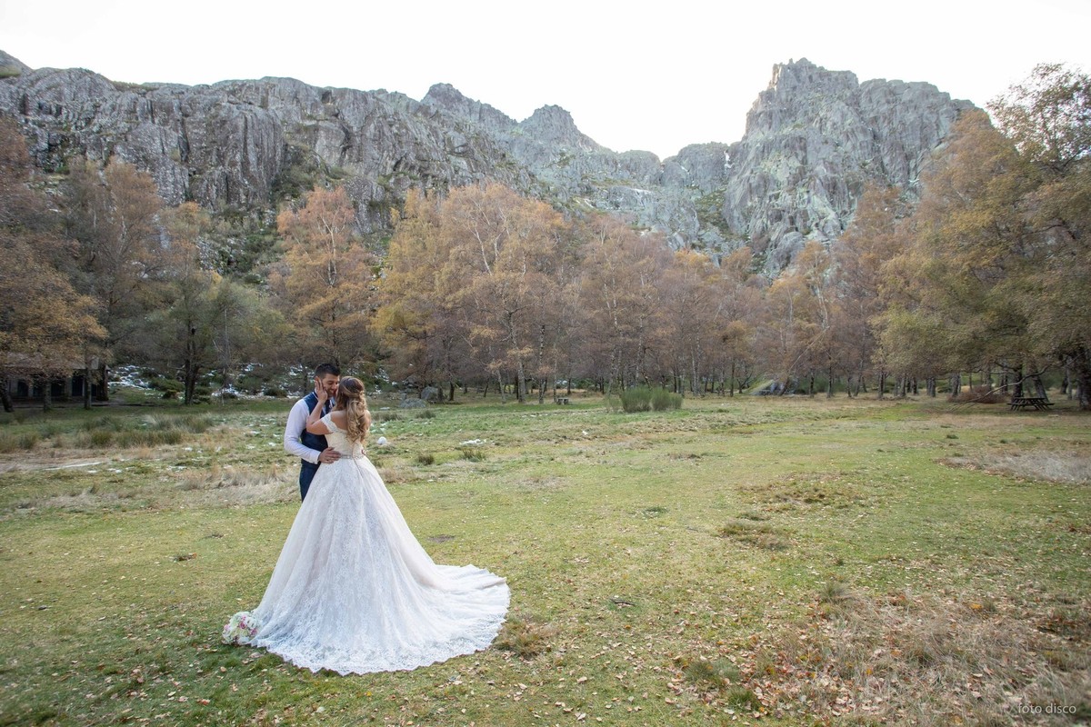luisa-e-tiago-sessao-fotografica-pos-casamento-covao-dametade-noivos-montanha