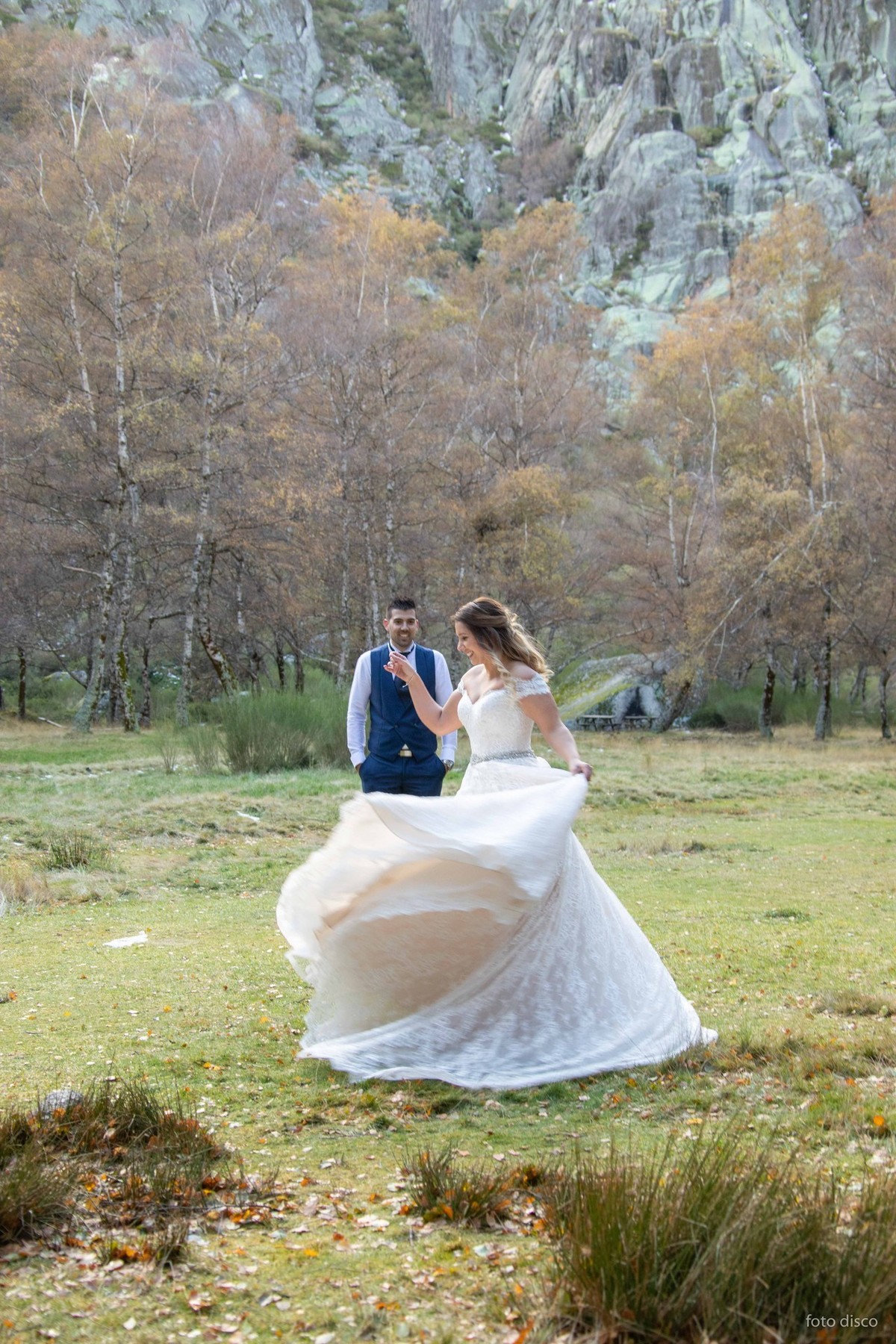 luisa-e-tiago-sessao-fotografica-pos-casamento-covao-dametade-noiva-rodopia-com-vestido
