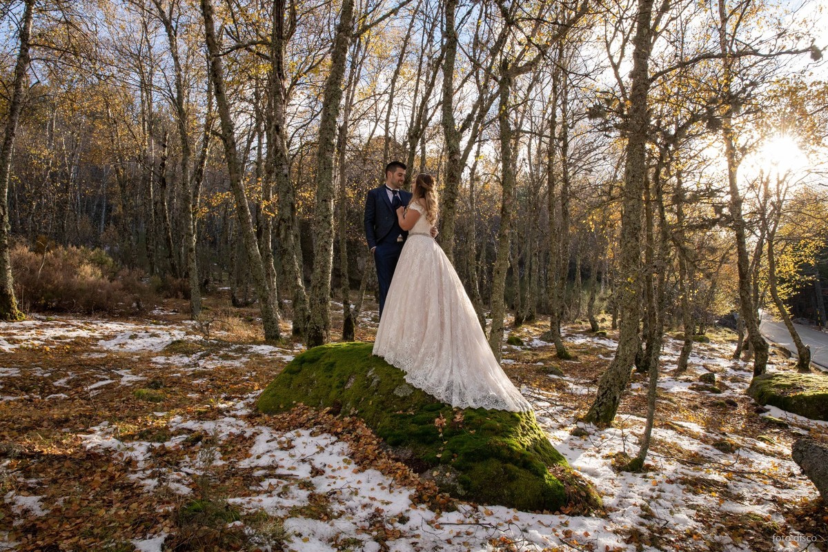 luisa-e-tiago-sessao-fotografica-pos-casamento-covao-dametade-noivos-em-cima-de-pedra-musgo