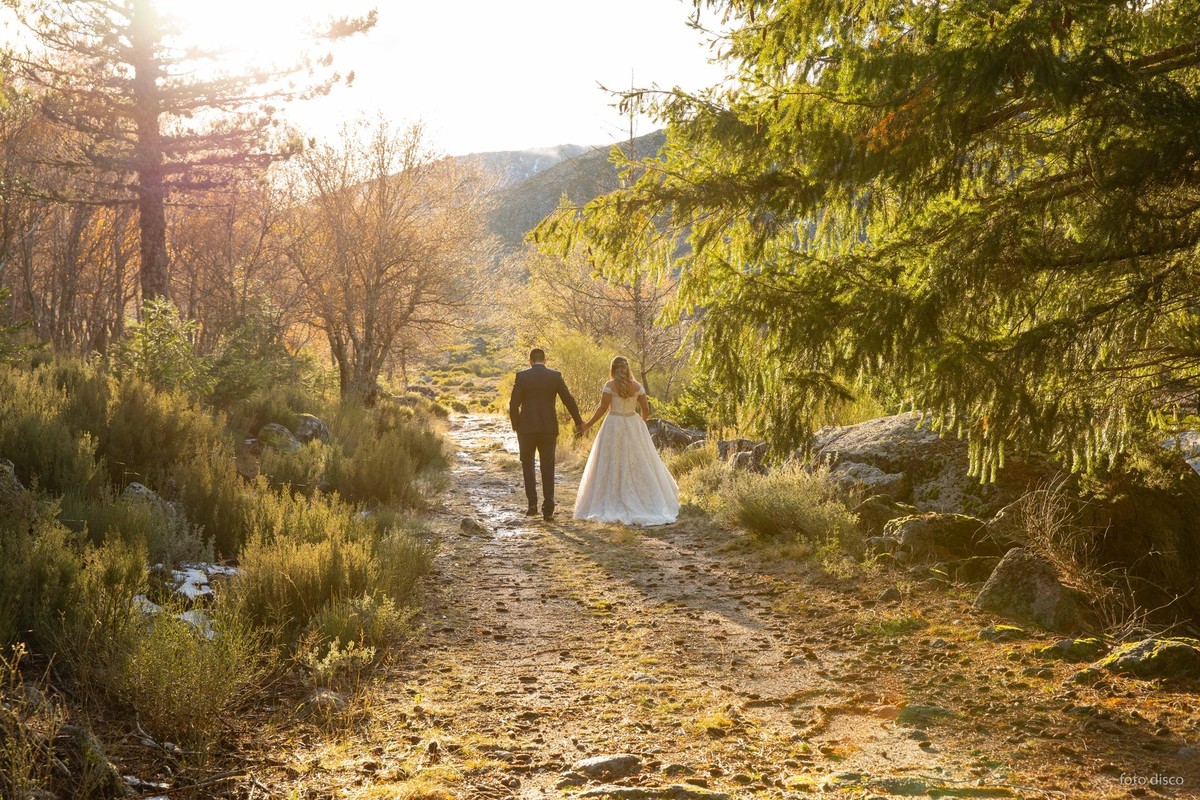 luisa-e-tiago-sessao-fotografica-pos-casamento-covao-dametade-noivos-passeio-caminho-de-terra