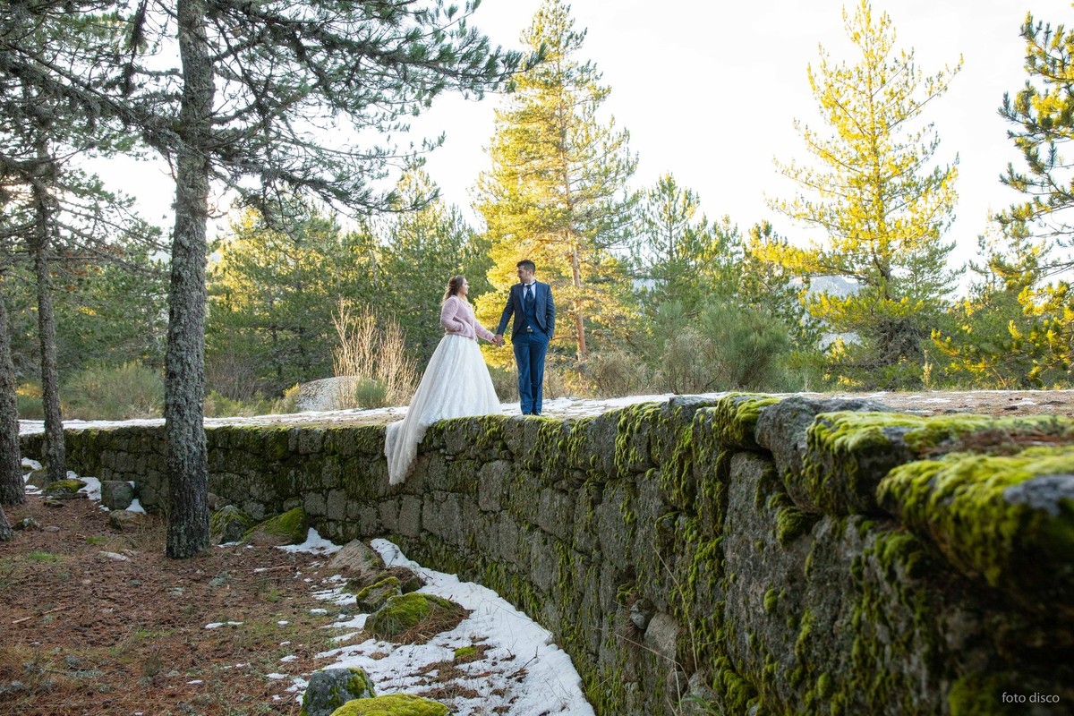 luisa-e-tiago-sessao-fotografica-pos-casamento-covao-dametade-noivos-muro-de-pedra-com-musgo-verde