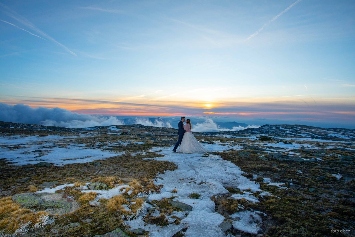 luisa-e-tiago-sessao-fotografica-pos-casamento-serra-da-estrla-noivos-por-do-sol-azul