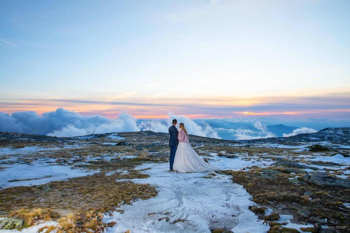 luisa-e-tiago-sessao-fotografica-pos-casamento-serra-da-estrela-noivos-nas-nuvens