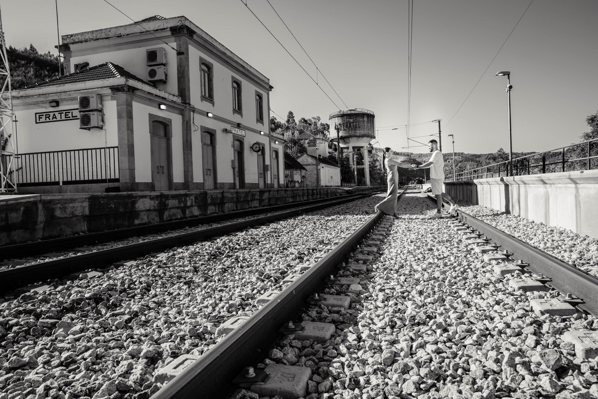 sessao-solteiros-noiva-noivo-linha-de-comboio-preto-e-branco-fratel