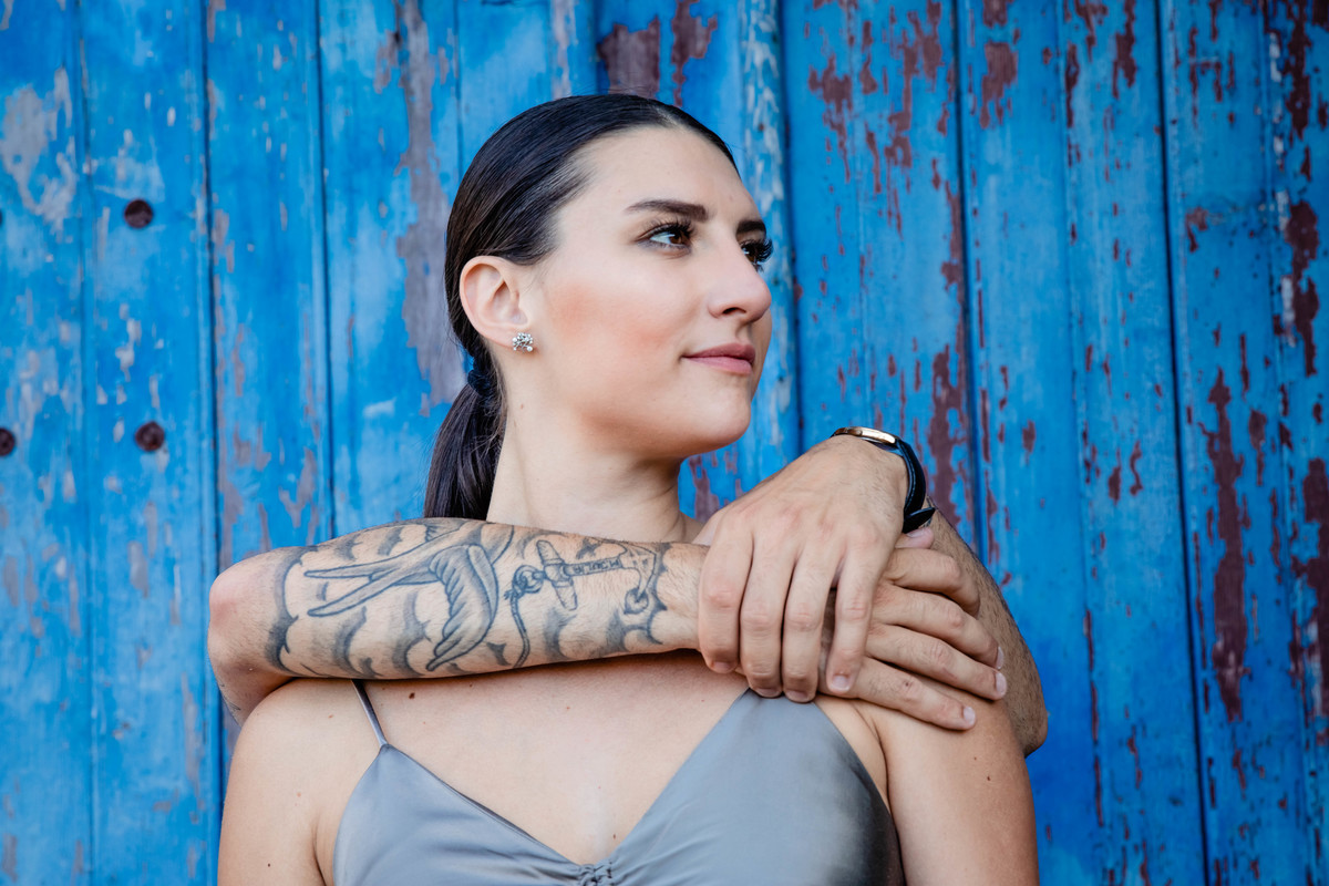 sessao-solteiros-noivo-abraca-noiva-fratel