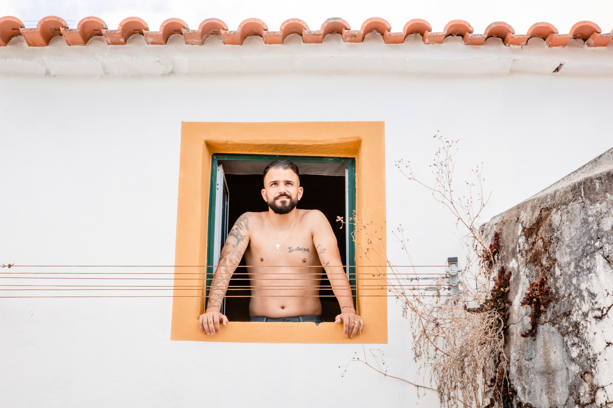 dia-do-casamento-solteiros-noivo-janela