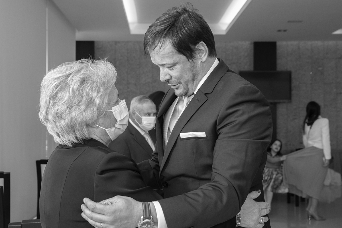 A preto e branco, Nuno e a sua mãe encaram-se emocionados, num momento íntimo e especial.