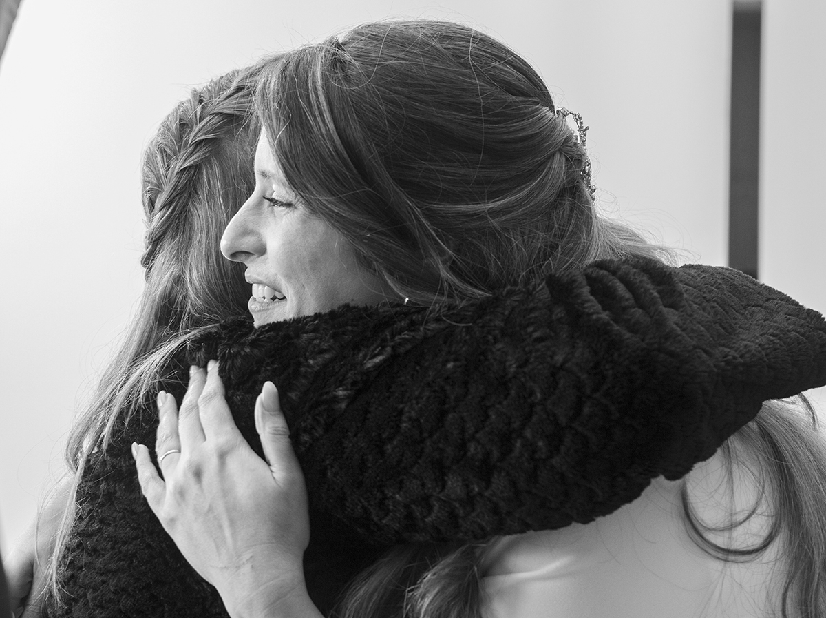 Num abraço apertado, Rita e a mãe partilham um instante emotivo. O rosto da mãe não é visível, mas a ligação entre ambas sente-se na imagem.