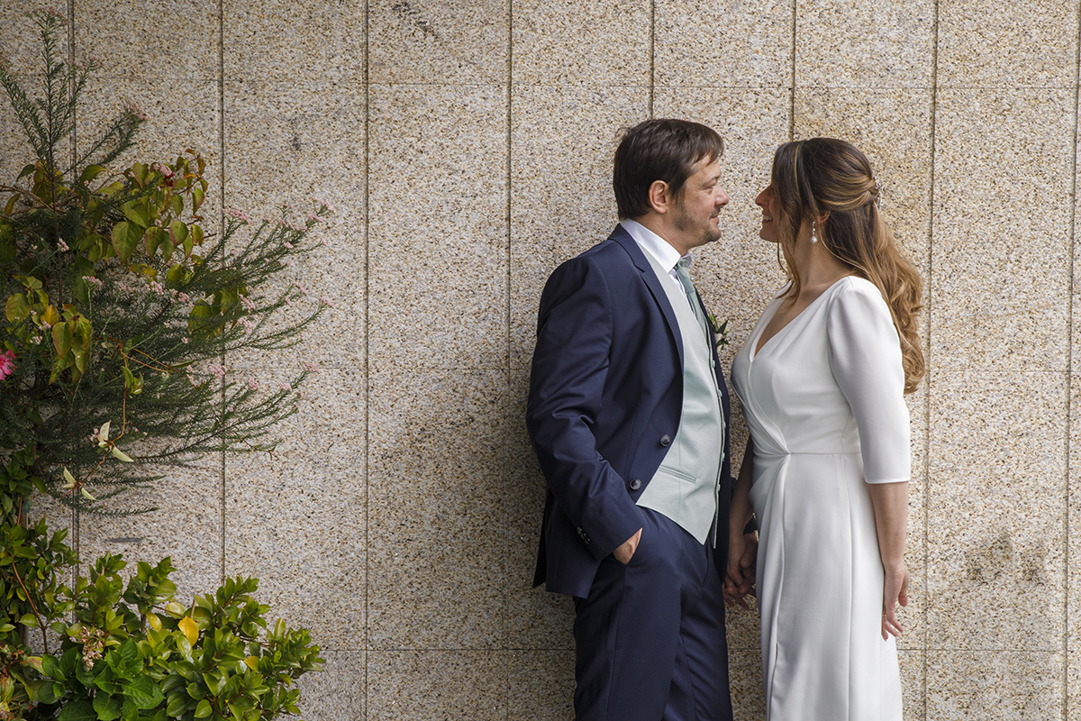 Num plano mais próximo, os dois permanecem encostados à parede, olhos nos olhos, a partilhar um momento de cumplicidade.