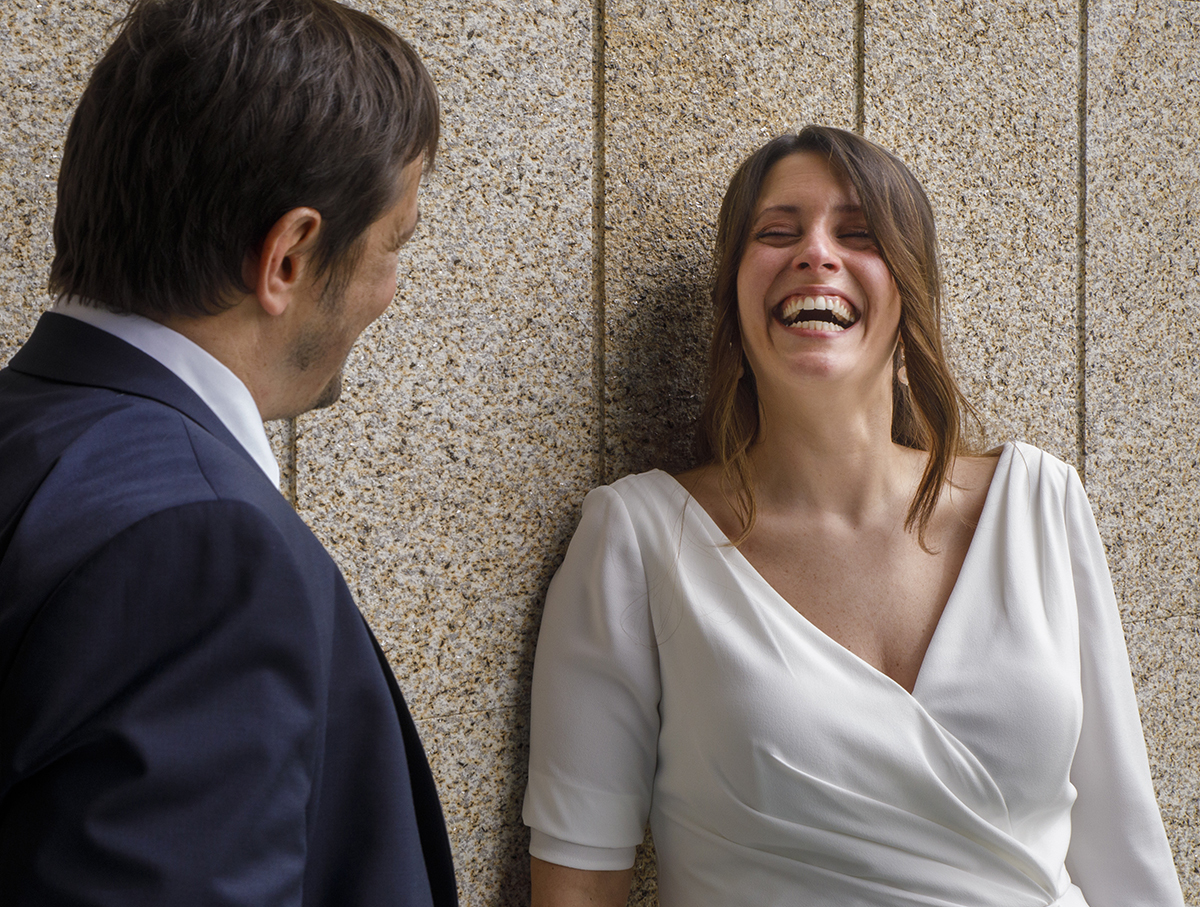 Do peito para cima, Nuno fixa o olhar em Rita, enquanto ela solta uma gargalhada e vira a cabeça para a câmara.