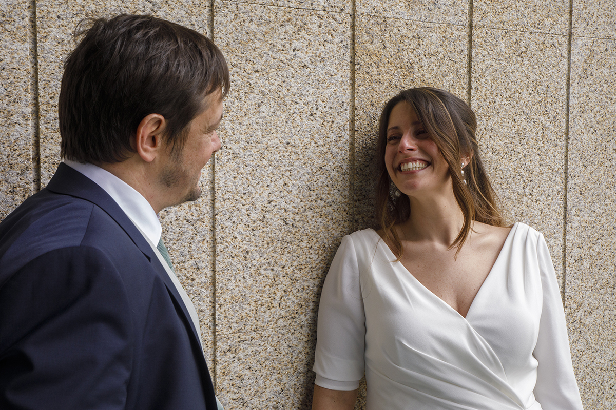 O mesmo instante, mas desta vez Rita ri-se diretamente para Nuno, criando uma sequência natural e espontânea.