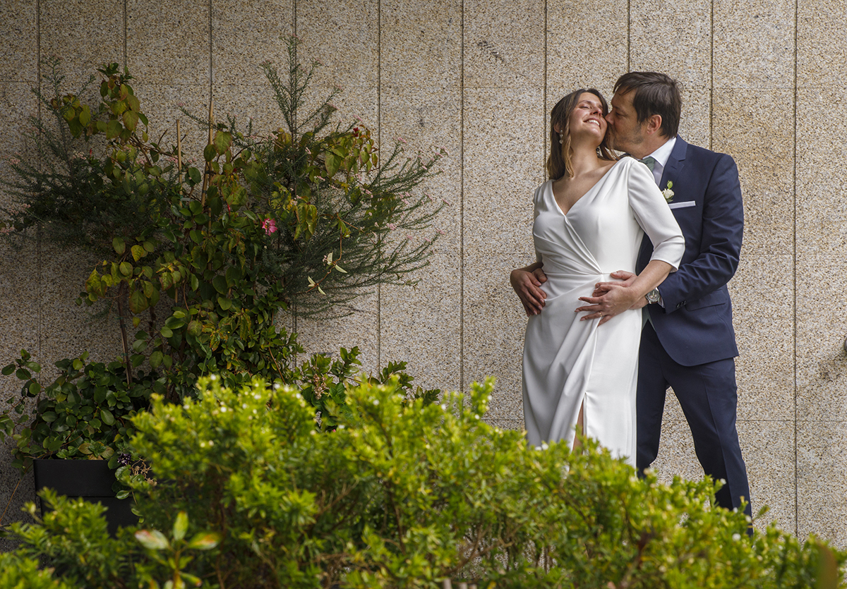 O mesmo enquadramento, mas desta vez, Nuno beija-lhe a bochecha e Rita responde com um sorriso sereno. Casamento tondela viseu