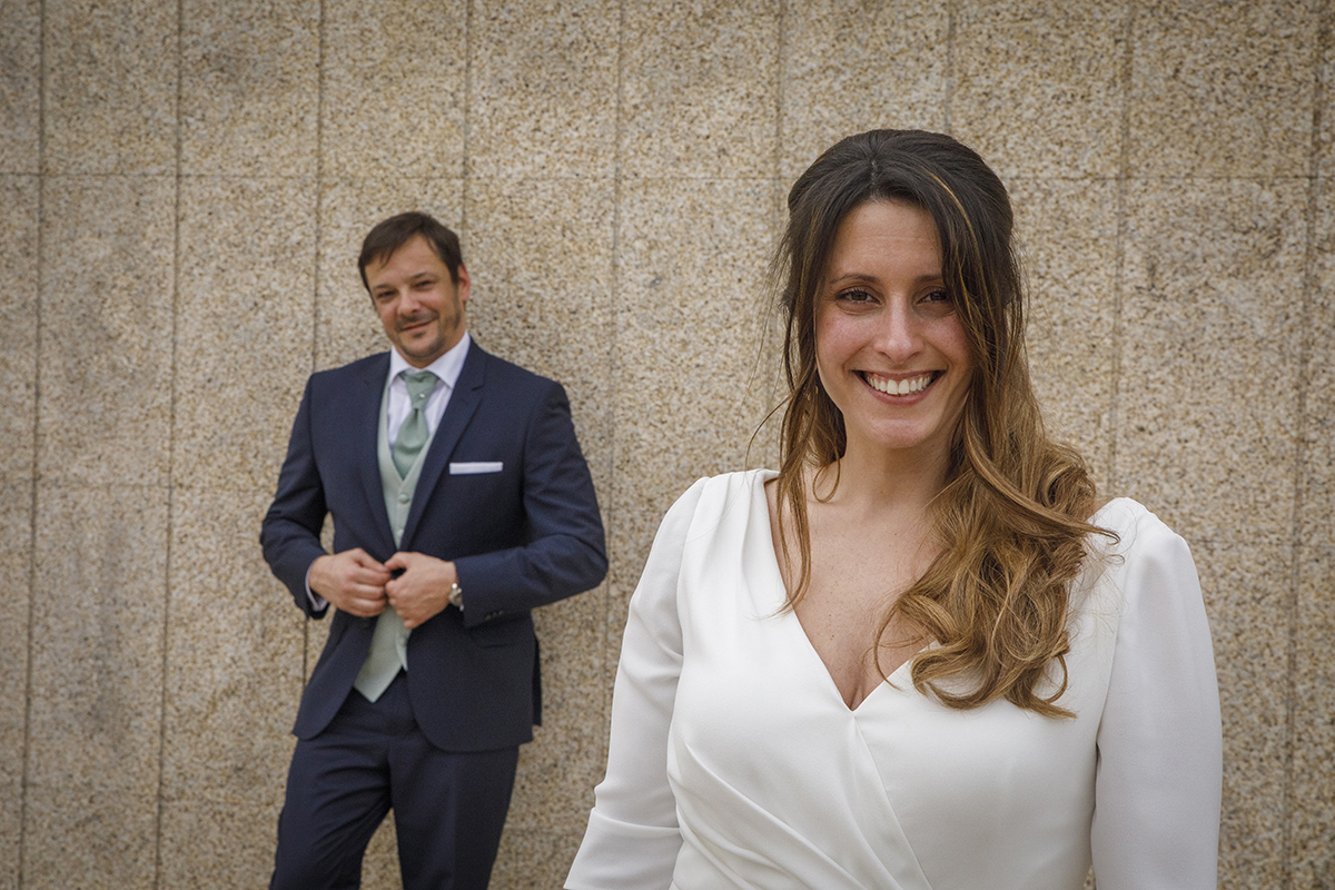 Agora ainda mais perto, Rita vira-se para a câmara com um sorriso luminoso, enquanto Nuno mantém o olhar sobre ela.