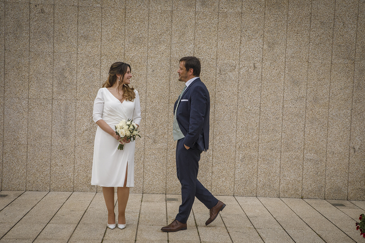 Lado a lado, Nuno e Rita encaram-se apaixonadamente. Ele inclina-se ligeiramente para ela, enquanto Rita segura o bouquet com delicadeza.