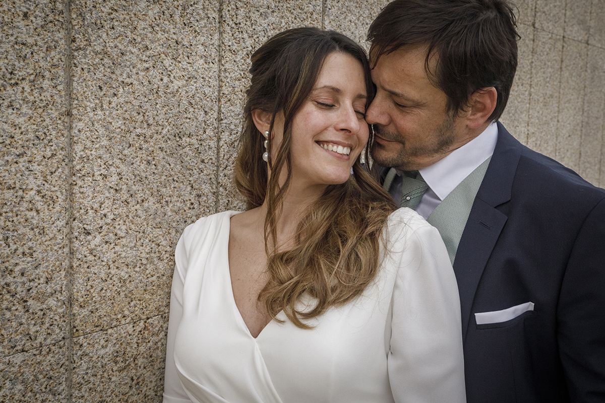 Num plano aproximado, os rostos quase se tocam. De olhos fechados, preparam-se para um beijo, transmitindo um momento de pura conexão.