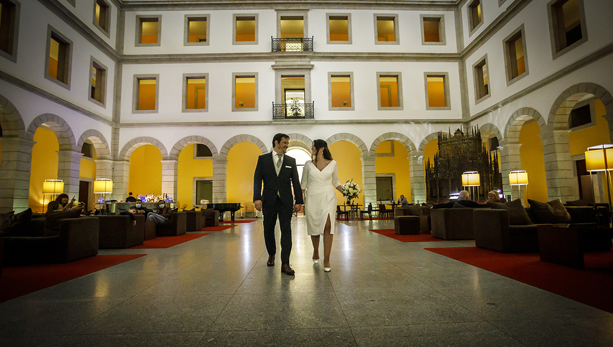 Na Pousada de Viseu, os noivos desfilam pelo corredor, de mãos dadas e olhares entrelaçados, radiantes.
