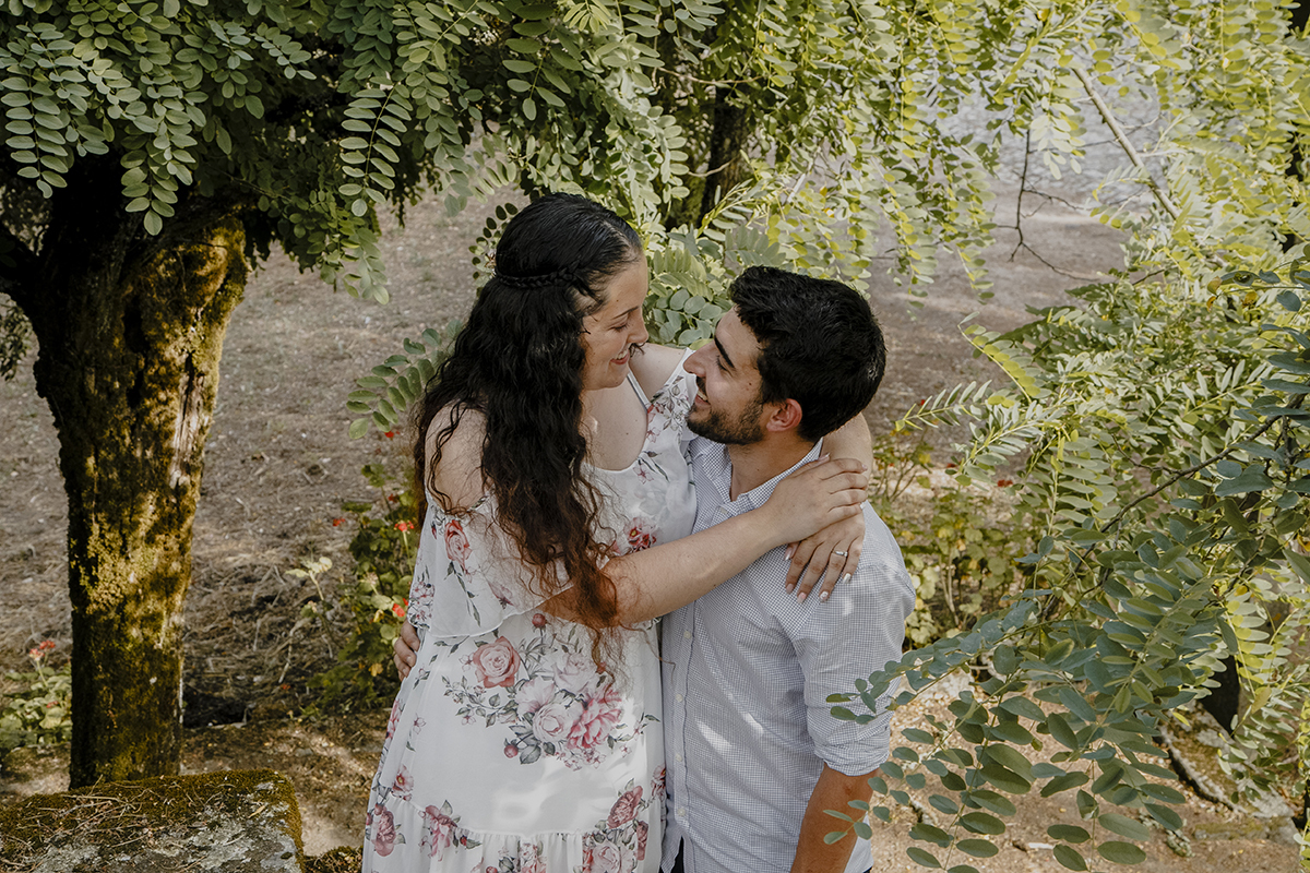 Num plano mais próximo, Juliana abraça Miguel pelo pescoço e os seus olhares felizes e cúmplices contam uma história de amor silenciosa, enquanto o verde da natureza os envolve.
