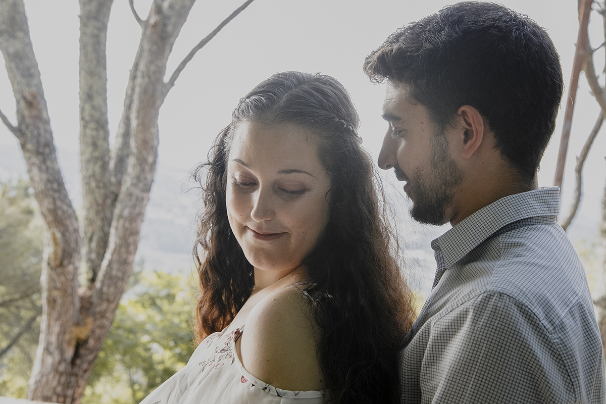 Com os olhos fechados e sorrisos tranquilos, Miguel e Juliana vivem um instante de paz, onde a felicidade é sentida no silêncio do olhar.