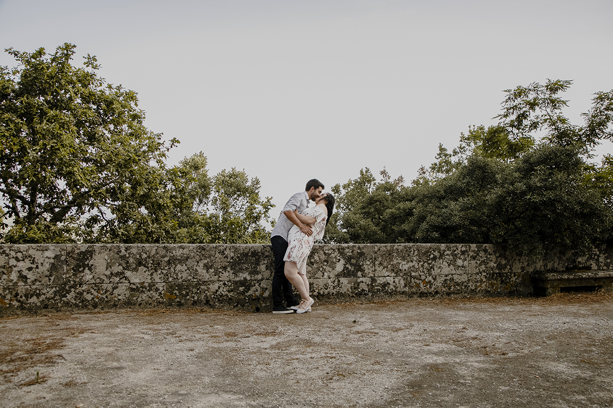 Num momento de pura intimidade, Miguel segura Juliana pela cintura e juntos partilham um beijo apaixonado, onde o mundo parece desaparecer.