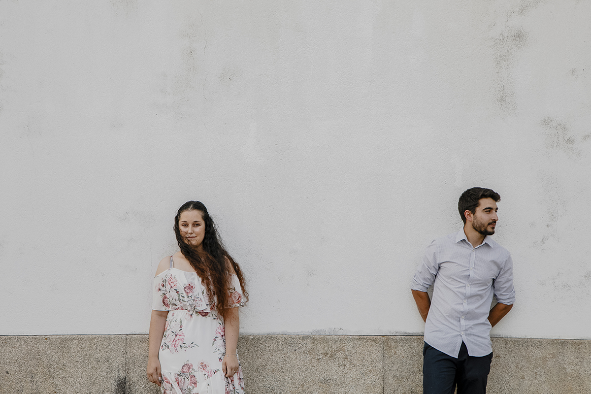 No mesmo cenário, Miguel olha para o lado e Juliana para a frente, uma dança silenciosa de olhares que traduz a cumplicidade que os une.
