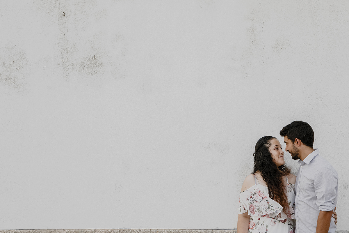 No canto inferior direito, Juliana segura Miguel pela cintura, enquanto os dois trocam olhares intensos que falam de amor e proteção.