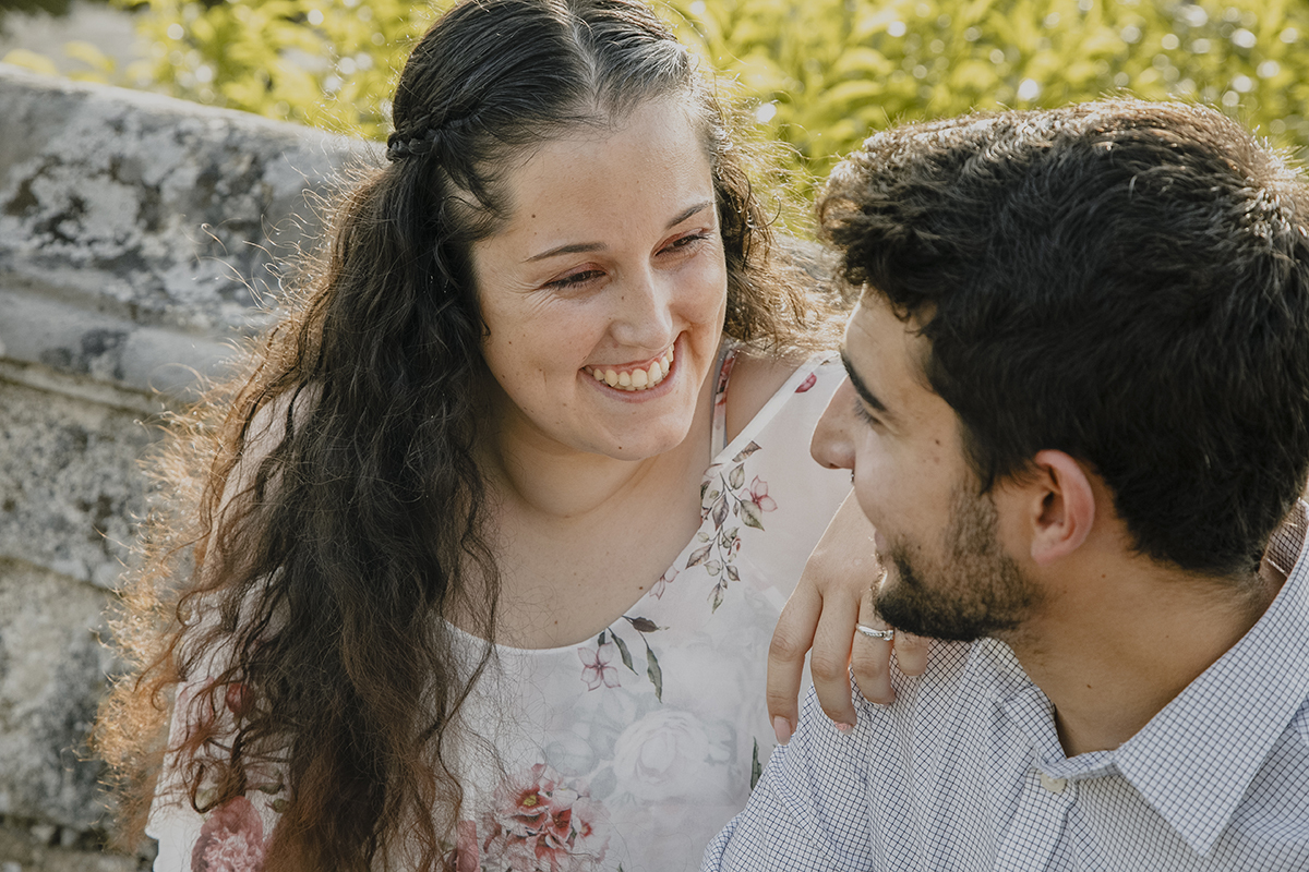 Lado a lado, com a mão de Juliana no ombro de Miguel, os seus sorrisos espontâneos refletem a alegria que partilham juntos.