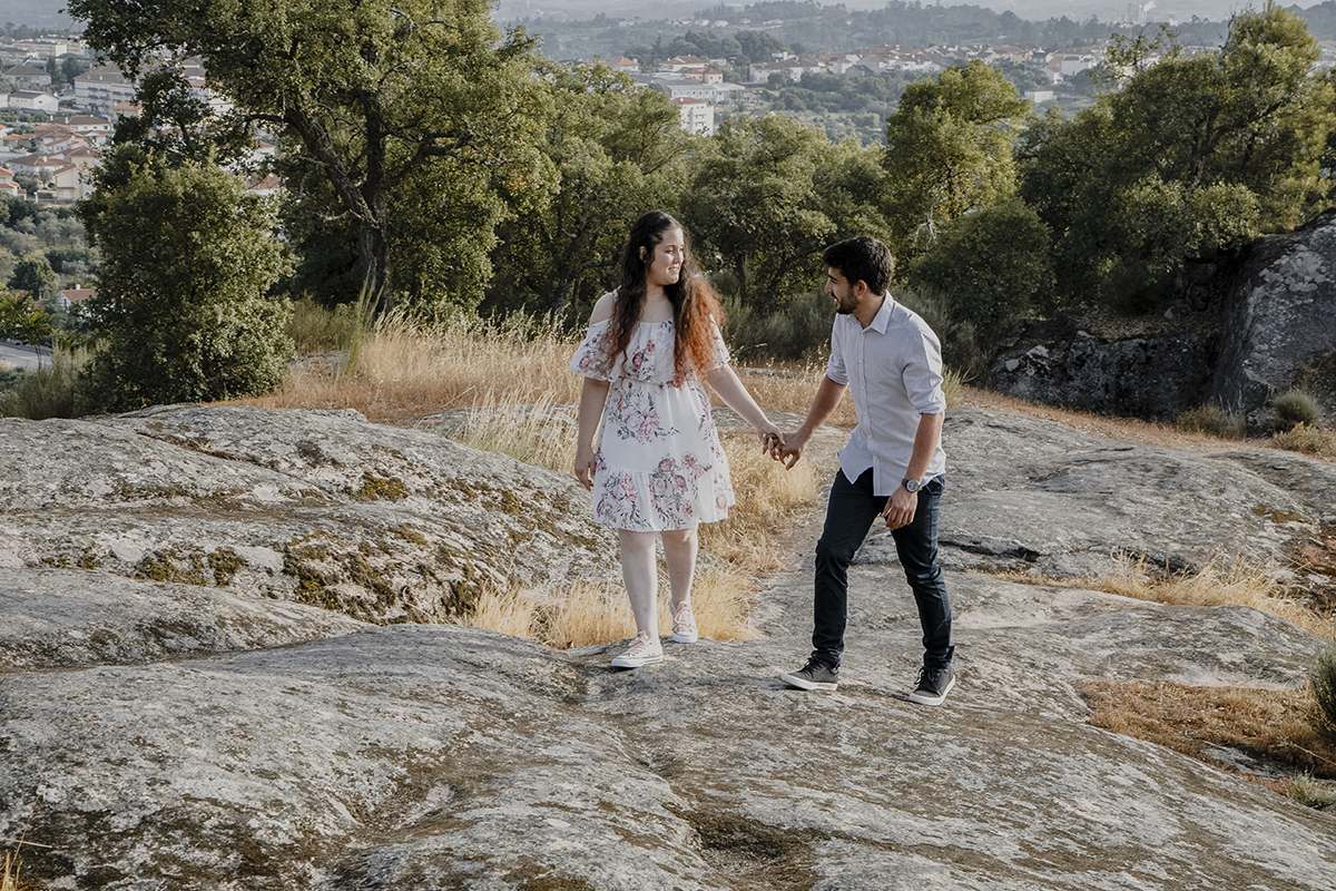 De frente para a câmara, os dois caminham felizes, com os olhares fixos um no outro, numa harmonia perfeita capturada pela fotografia de Ricardo Coimbra.