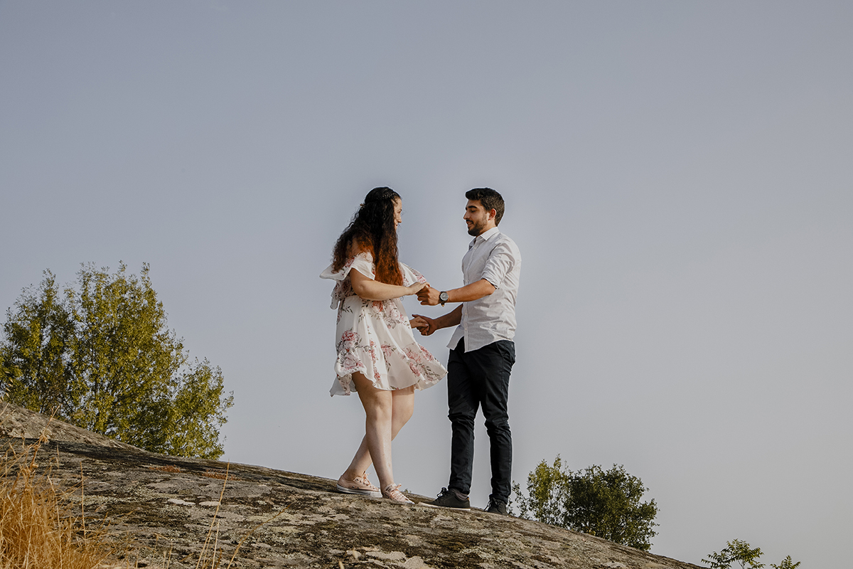 Frente a frente, mãos entrelaçadas, os seus olhares falam de amor genuíno e felicidade partilhada.