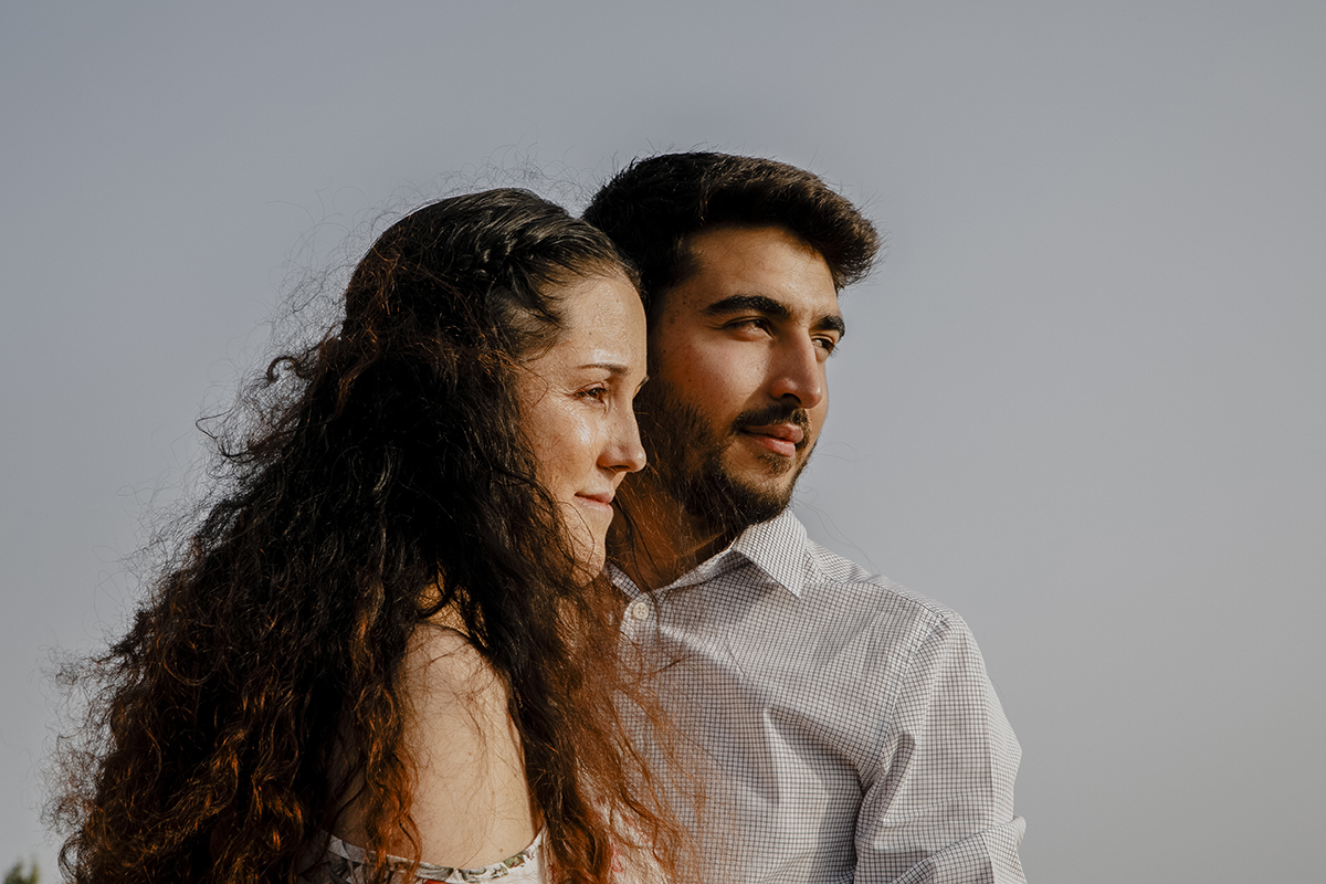 De peito para cima, iluminados pelo sol, olham para a frente com esperança e serenidade, prontos para enfrentar o futuro juntos.