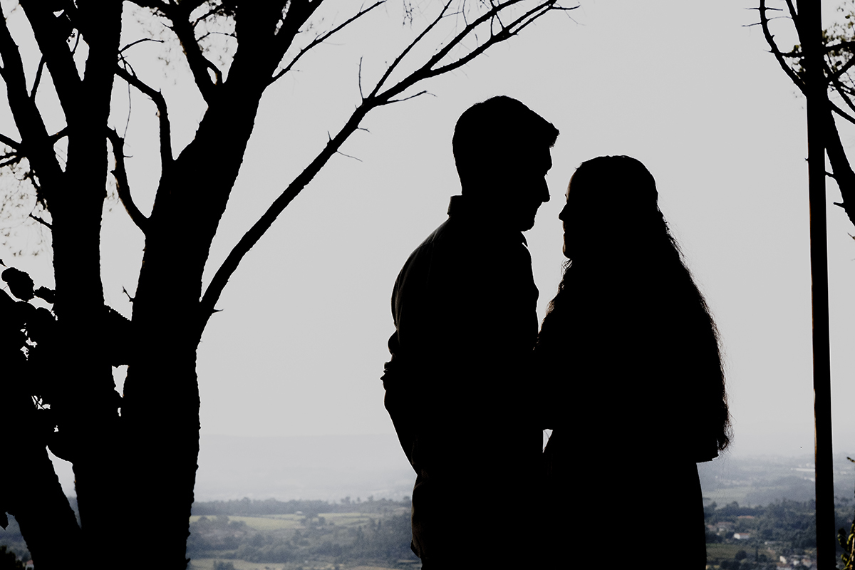Entre ramos e sombras, a silhueta dos amantes mostra a força do seu abraço e a beleza de se encontrarem um no outro.