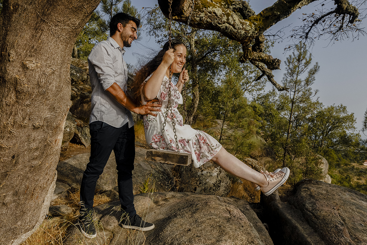 Juliana segura firme as correntes do baloiço enquanto Miguel a empurra, os dois irradiando felicidade e momentos simples mas inesquecíveis.