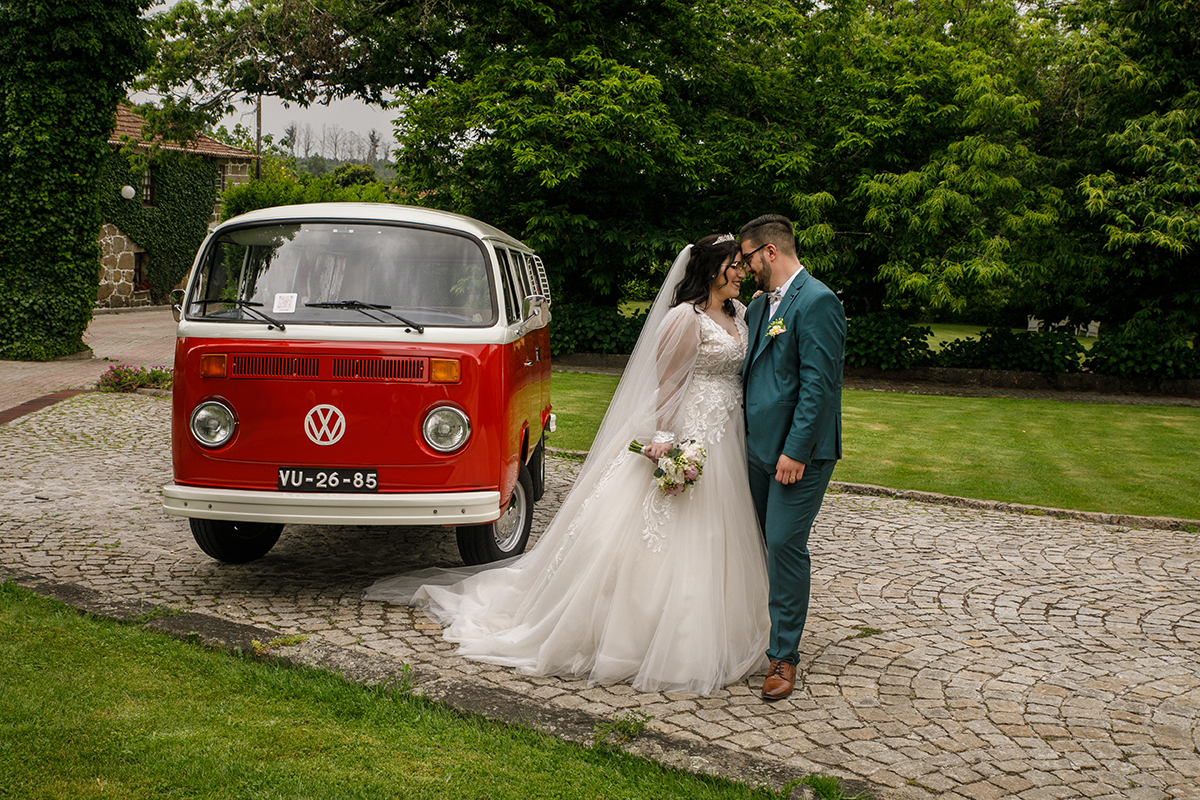 A VW Pão de Forma estacionada ao lado esquerdo, e do lado direito os pombinhos quase a tocarem os rostos num gesto terno e quase apaixonado, o vestido dela desliza suavemente pelo caminho de paralelos, eternizando um instante de cumplicidade plena.
