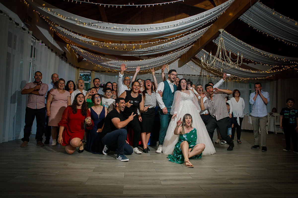 Uma foto cheia de alegria e descontração, onde os convidados se divertem, criando uma atmosfera de festa contagiante que evidencia o espírito de união e celebração deste dia especial.