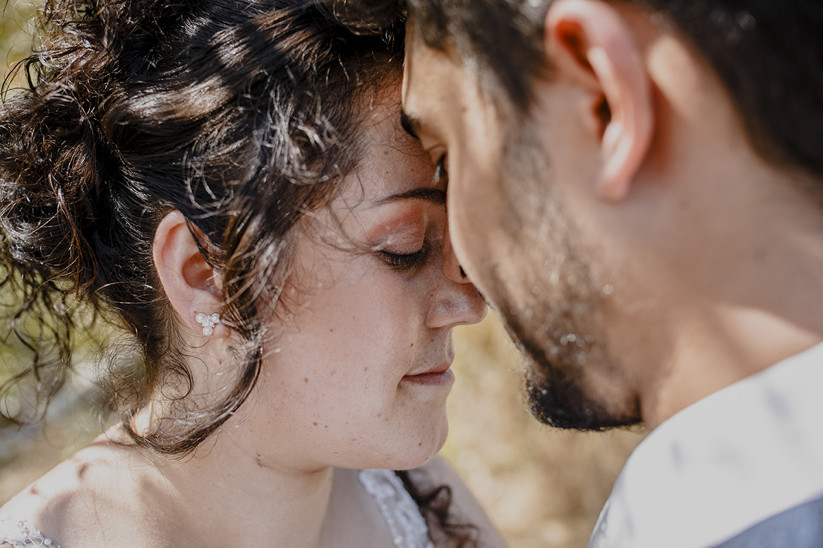 Dos ombros para cima, ambos com as cabeças encostadas, olhos fechados, num momento de reflexão e conexão profunda.