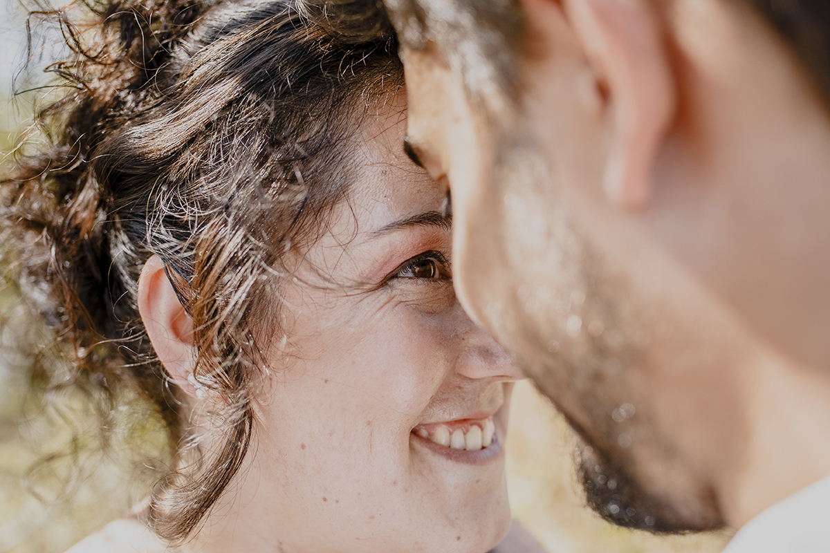 Similar à anterior, mas agora com os olhos abertos e sorrisos nos rostos, mostrando a felicidade compartilhada.