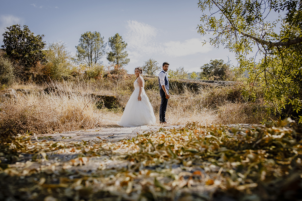 Na mesma posição do anterior, mas agora soltaram as mãos e ambos viram a cabeça para a câmara com leves sorrisos, mostrando individualidade dentro da união.