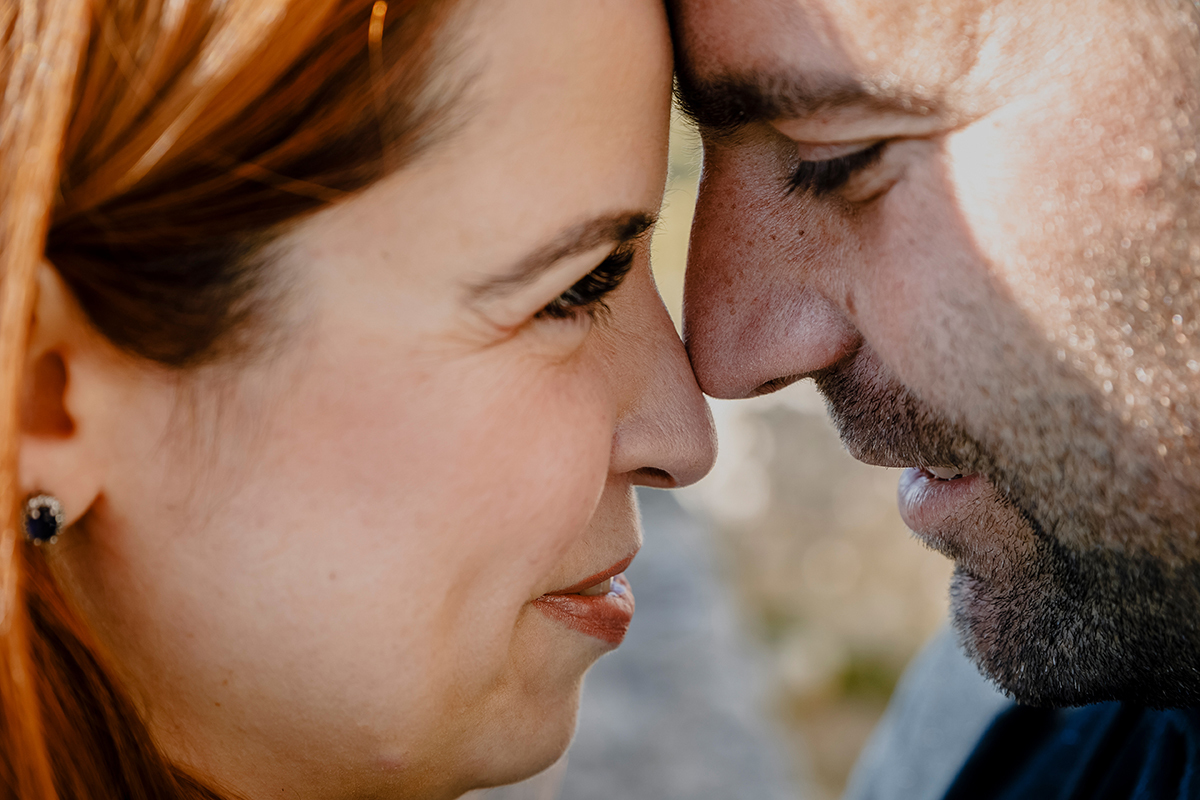 Num retrato apertado, os rostos colam-se e os olhos encontram-se. O sorriso nasce sem esforço, é o reflexo puro de um amor tranquilo e feliz.