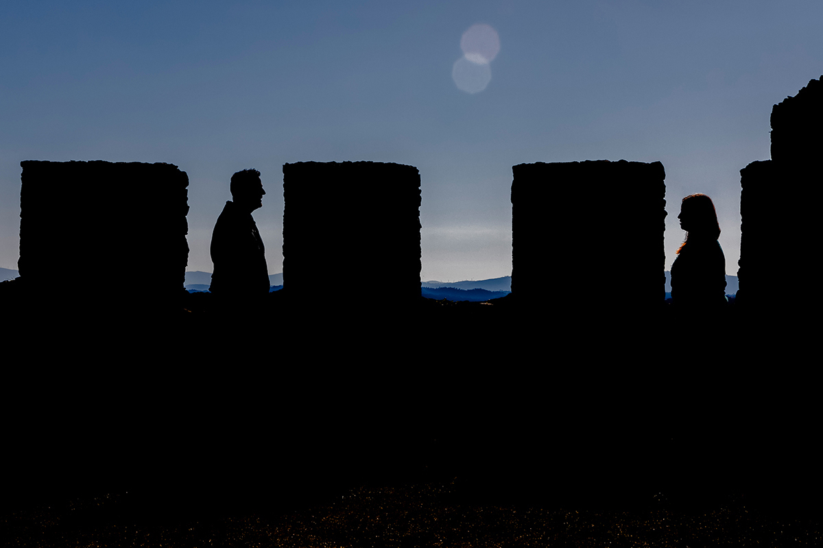 Em silhueta, as muralhas do castelo tornam-se cenário de uma dança à distância. Mónica e Ricardo olham-se entre os espaços das pedras, separados apenas no corpo, unidos no olhar e no coração.