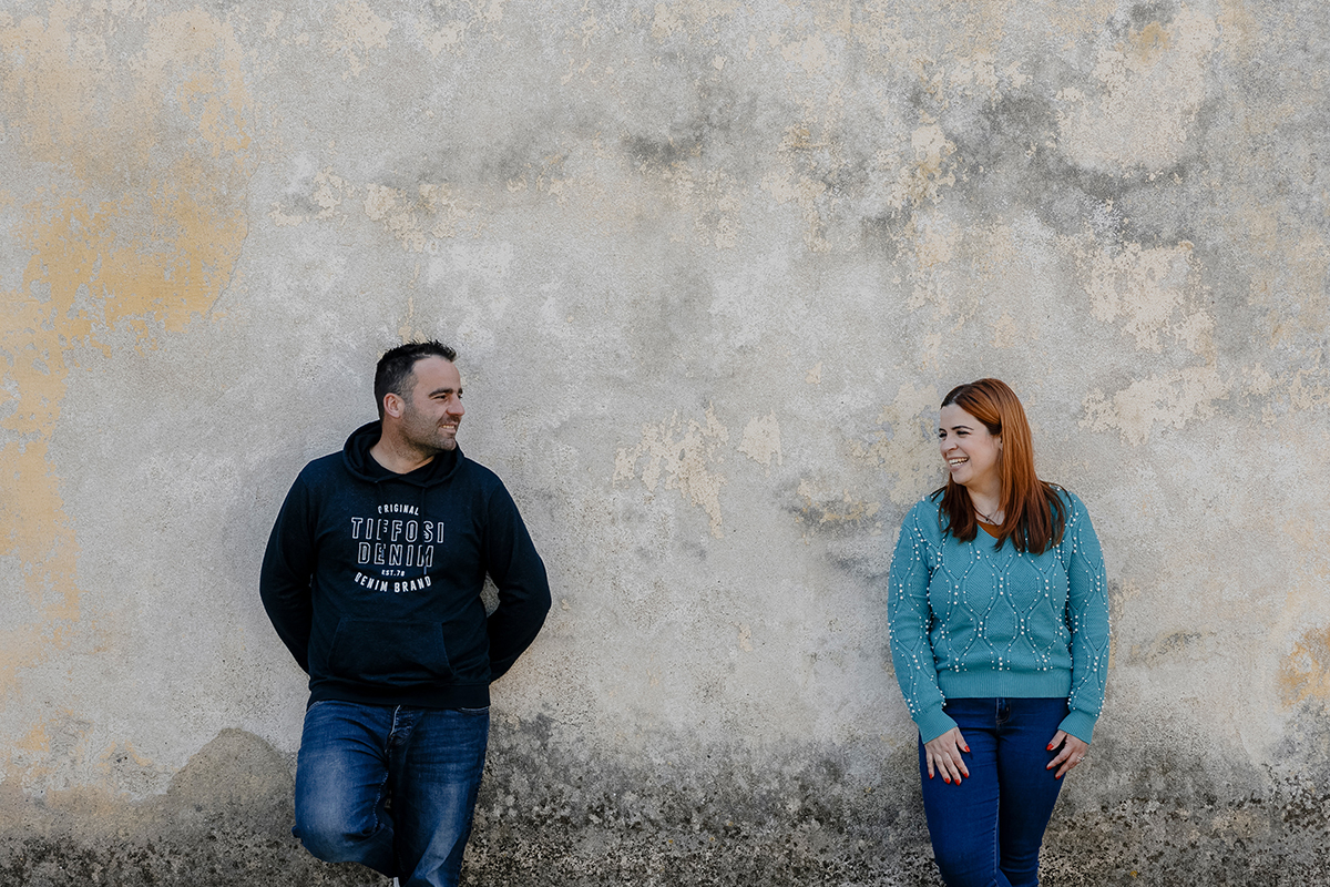 Num jogo de simetria, encostados a uma parede antiga, Mónica e Ricardo olham-se com intensidade. Cada um com uma perna apoiada, parece que até o cenário se equilibra com o amor entre eles.